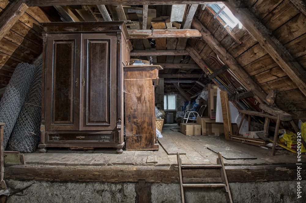 Alter Kleiderschrank auf einem Dachboden mit Holzbalken