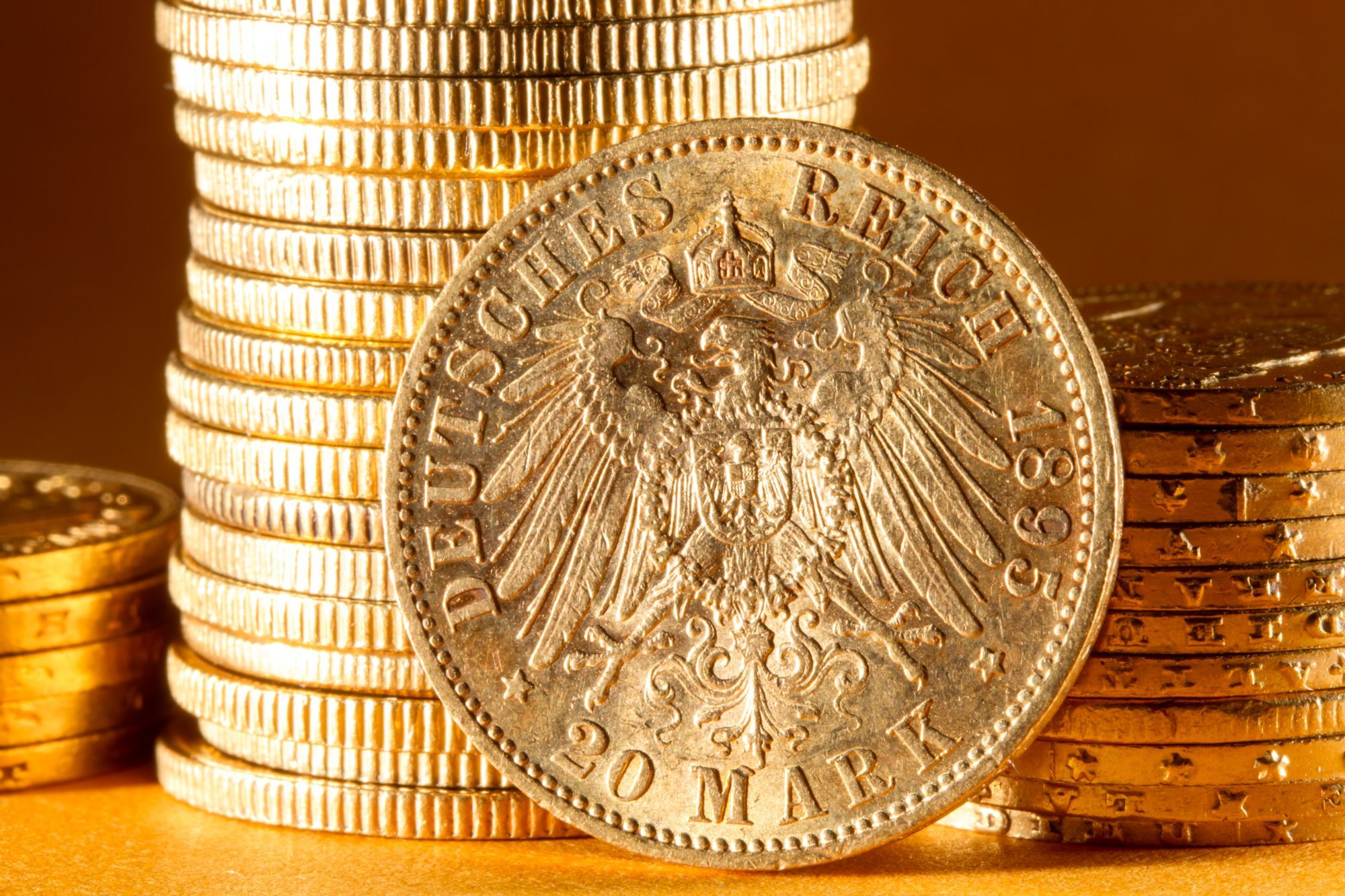 Goldmünze 20 Mark Deutsches Reich 1895 vor gestapelten Goldmünzen